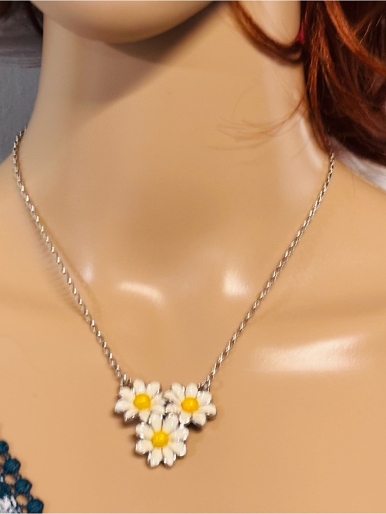 Brighton Jewelry - ❤️Rare Find! Brighton “Love Daisy” Neckkace